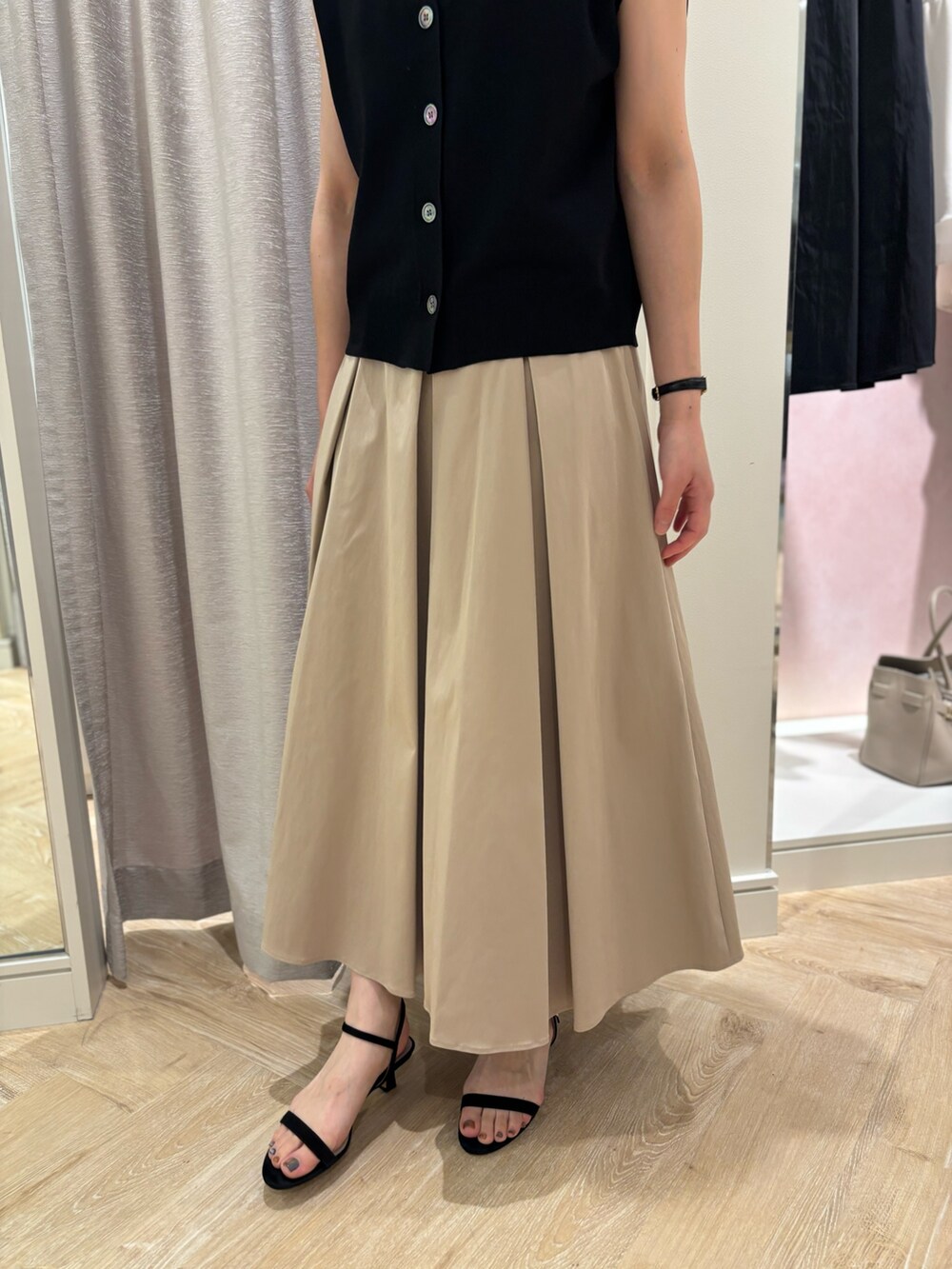 「スカート、スカートスタイル、スカートコーデ、スカート 、フレアスカート、フレア、ジレ、ジレスタイル、ジレコーデ、ジレベスト、クリアバッグ、クリアバック」｜「NOLLEY’S Sophiの【追加】ウォッシャブルタフタタックフレアスカート（スカート、ベージュ系）」を使った、SHIHOさん（レディース・162cm）の夏コーディネートの2枚目の写真