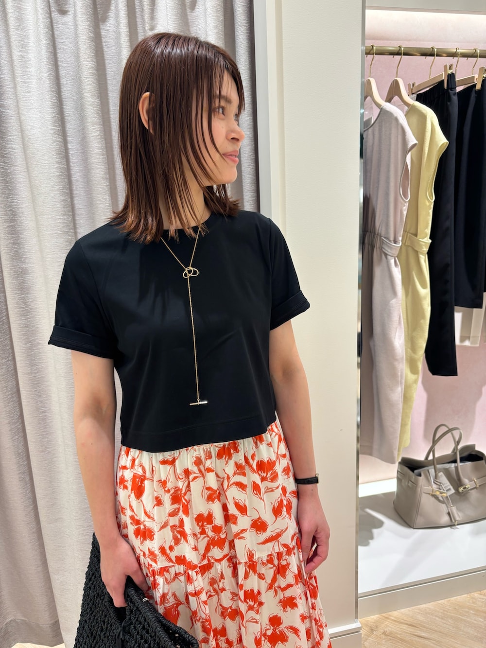 「フラワープリント、ショート丈、Tシャツ、サンダル、黒Tシャツ、30代コーデ、旅行コーデ、ママコーデ」｜「NOLLEY’S Sophiのアートフラワーティアードスカート（スカート、オレンジ系）」を使った、SHIHOさん（レディース・162cm）の夏コーディネートの2枚目の写真
