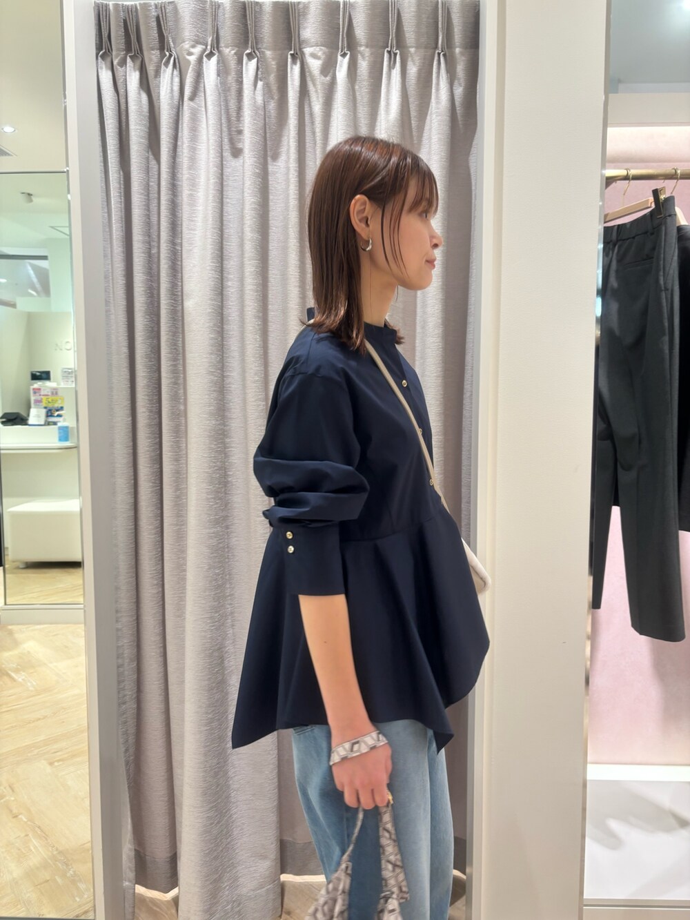 ブルー系のデニムパンツ、ブルー系のショルダーバッグ、ブルー系のシャツ/ブラウスを着用したレディースの秋コーディネートの3枚目の写真