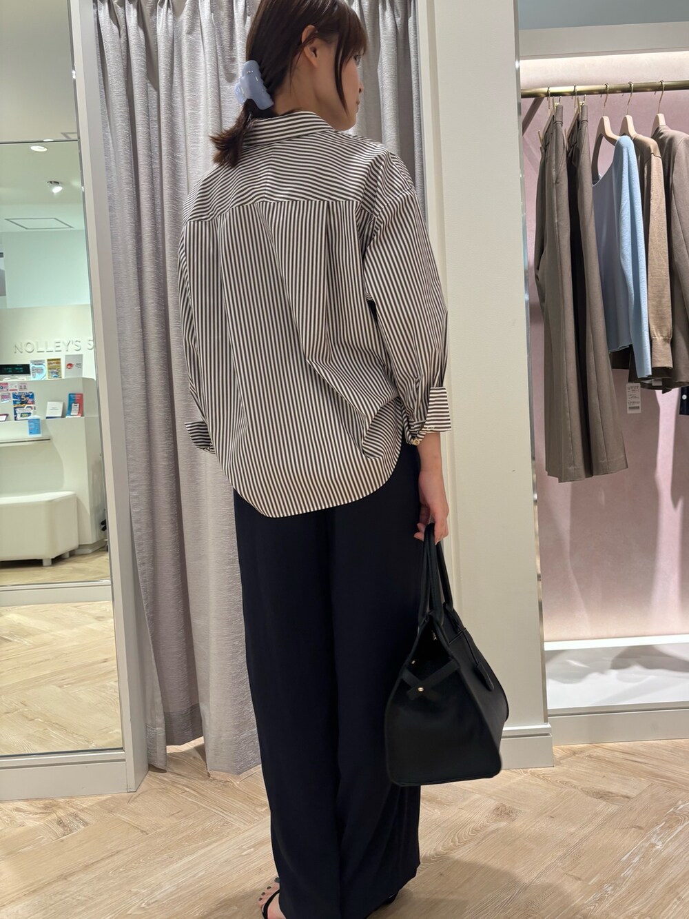 ブルー系のその他パンツ、ブラウン系のシャツ/ブラウス、ブラック系のショルダーバッグを着用したレディースの秋コーディネートの3枚目の写真