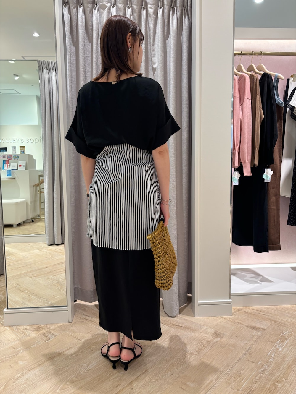 ブラック系のスカート、ブラック系のシャツ/ブラウス、ブルー系のシャツ/ブラウスを着用したレディースの夏コーディネートの3枚目の写真