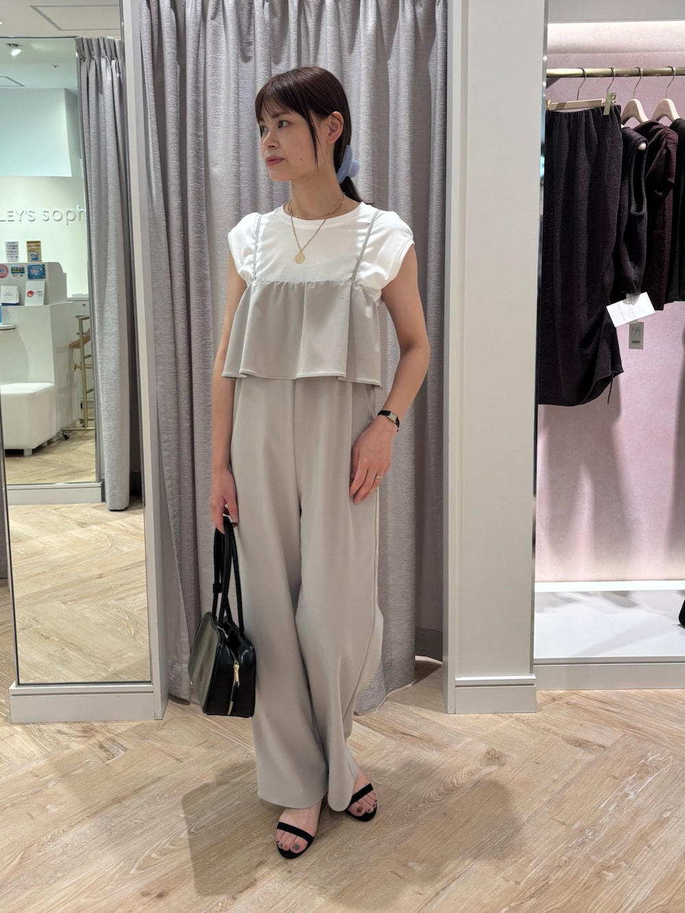 「サロペット、サロペットコーデ、サロペットパンツ、白Tシャツ、コインネックレス、フリル、フォーマル/セレモニー、フォーマル、30代コーデ、40代ファッション」｜「NOLLEY’S Sophiのウォッシャブルトリコットサロペット（サロペット/オーバーオール、ベージュ系）」を使った、SHIHOさん（レディース・162cm）の夏コーディネートの5枚目の写真