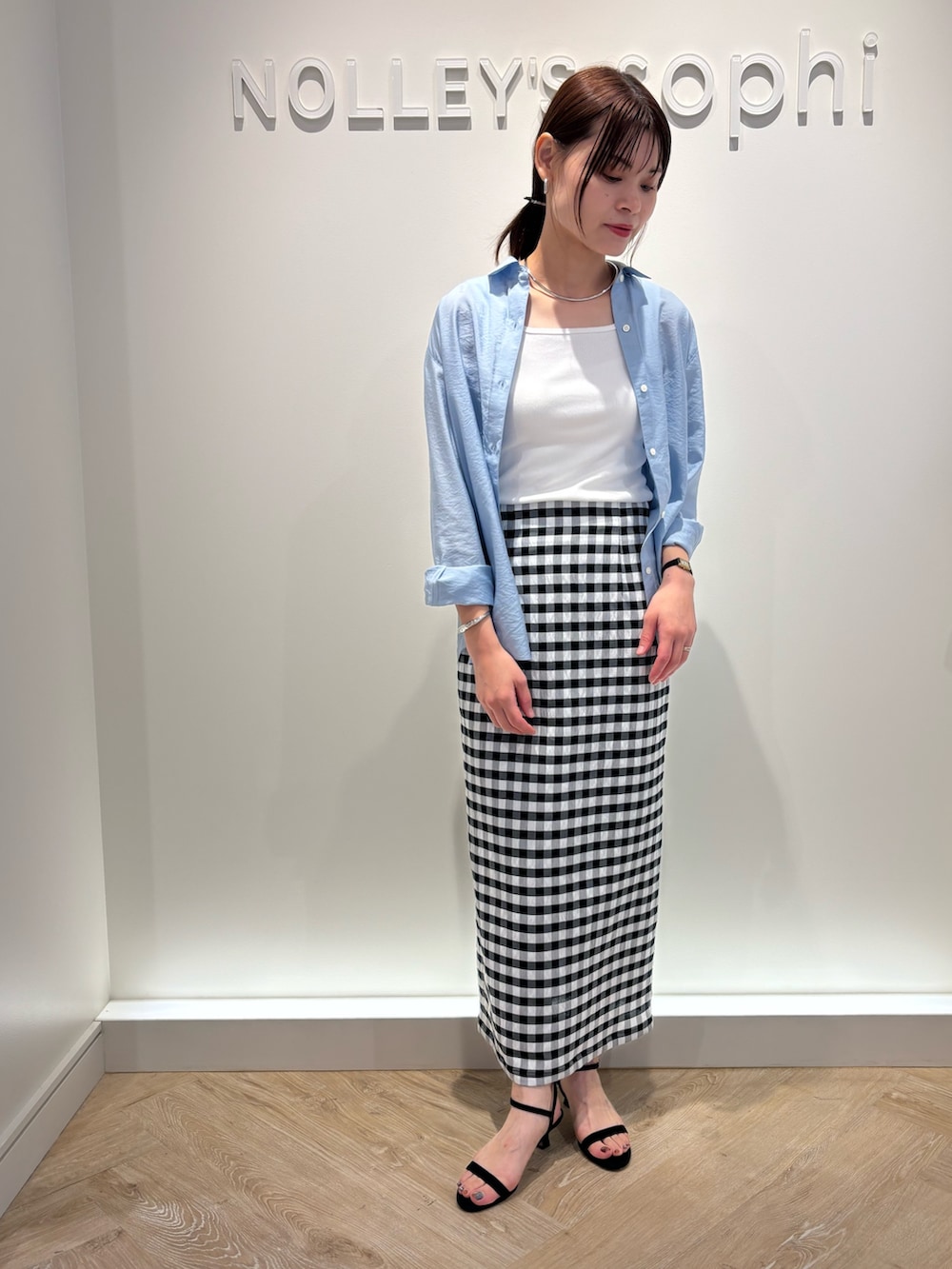 「シャツ、シャツスタイル、カラー×コーデ、タイトスカート、ギンガムチェックスカート、ギンガムチェック、カジュアルコーデ、カジュアル、30代コーデ、40代ファッション、大人カジュアル」｜「NOLLEY’S Sophiの《セットアップ対応》シアーローン２WAYシャツ（シャツ/ブラウス、ブルー系）」を使った、SHIHOさん（レディース・162cm）の夏コーディネートの4枚目の写真