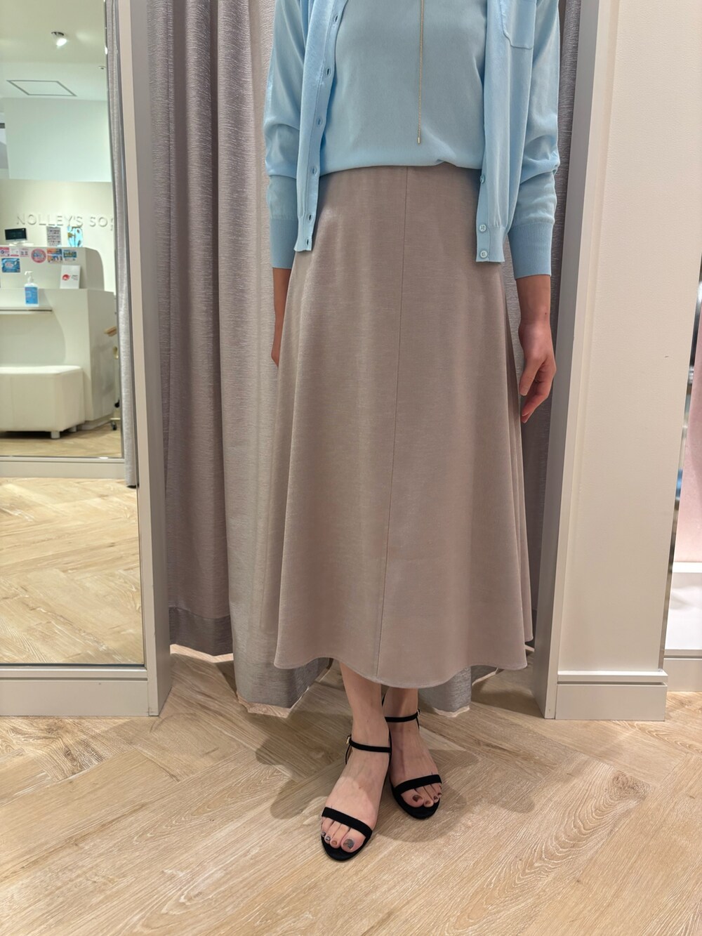 「アンサンブル、アンサンブルニット、アンサンブルコーデ、カラーニット、カラーニットコーデ、サックス、サックスブルー、通勤コーデ、通勤、30代コーデ、40代ファッション」｜「NOLLEY’S Sophiの《アンサンブル対応/手洗い可能》綿ポリポケ付きCクルーネックカーディガン（カーディガン/ボレロ、ブルー系）」を使った、SHIHOさん（レディース・162cm）の夏コーディネートの4枚目の写真
