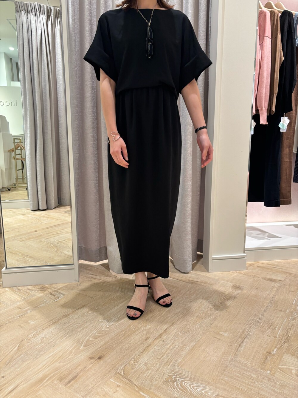 ブラック系のスカート、ブラック系のシャツ/ブラウス、ブルー系のシャツ/ブラウスを着用したレディースの夏コーディネートの5枚目の写真