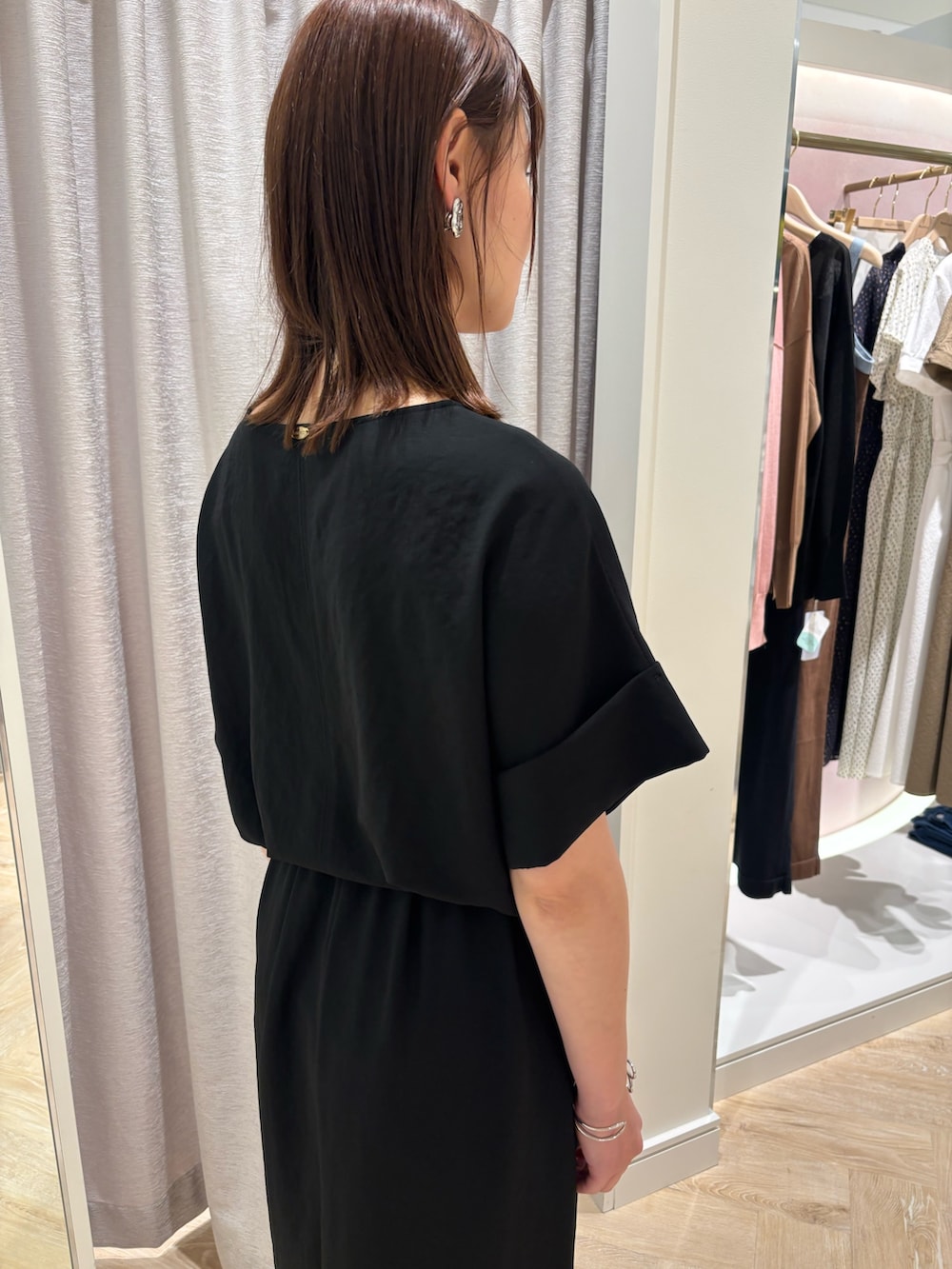 ブラック系のスカート、ブラック系のシャツ/ブラウス、ブルー系のシャツ/ブラウスを着用したレディースの夏コーディネートの4枚目の写真