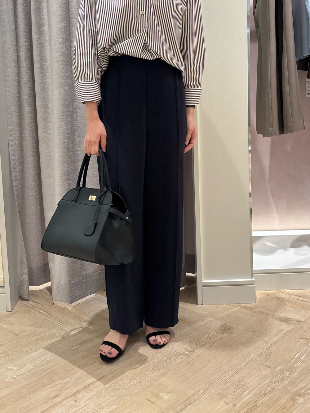 ブルー系のその他パンツ、ブラウン系のシャツ/ブラウス、ブラック系のショルダーバッグを着用したレディースの秋コーディネートの5枚目の写真