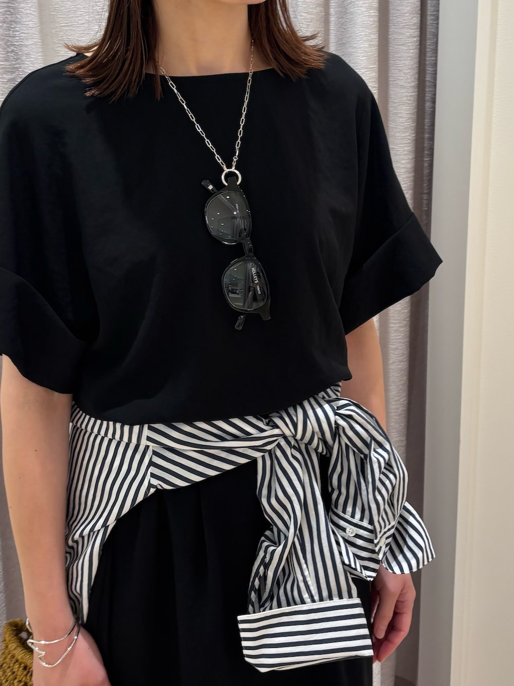 ブラック系のスカート、ブラック系のシャツ/ブラウス、ブルー系のシャツ/ブラウスを着用したレディースの夏コーディネートの6枚目の写真