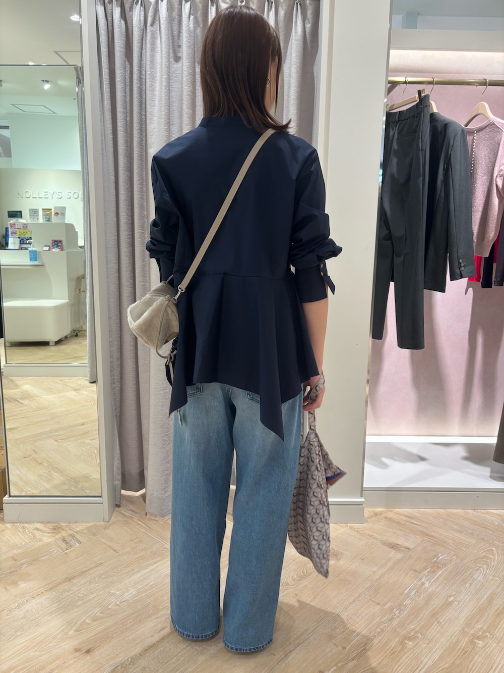 ブルー系のデニムパンツ、ブルー系のショルダーバッグ、ブルー系のシャツ/ブラウスを着用したレディースの秋コーディネートの5枚目の写真