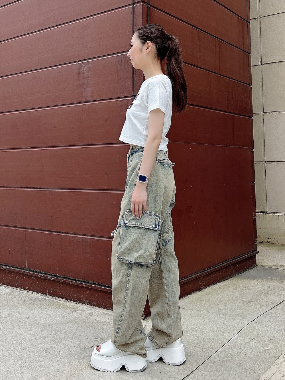 ホワイト系のTシャツ/カットソー、ブルー系のデニムパンツ、ホワイト系のサンダルを着用したレディースの夏コーディネートの2枚目の写真