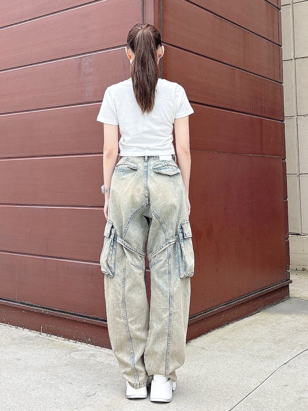 ホワイト系のTシャツ/カットソー、ブルー系のデニムパンツ、ホワイト系のサンダルを着用したレディースの夏コーディネートの3枚目の写真