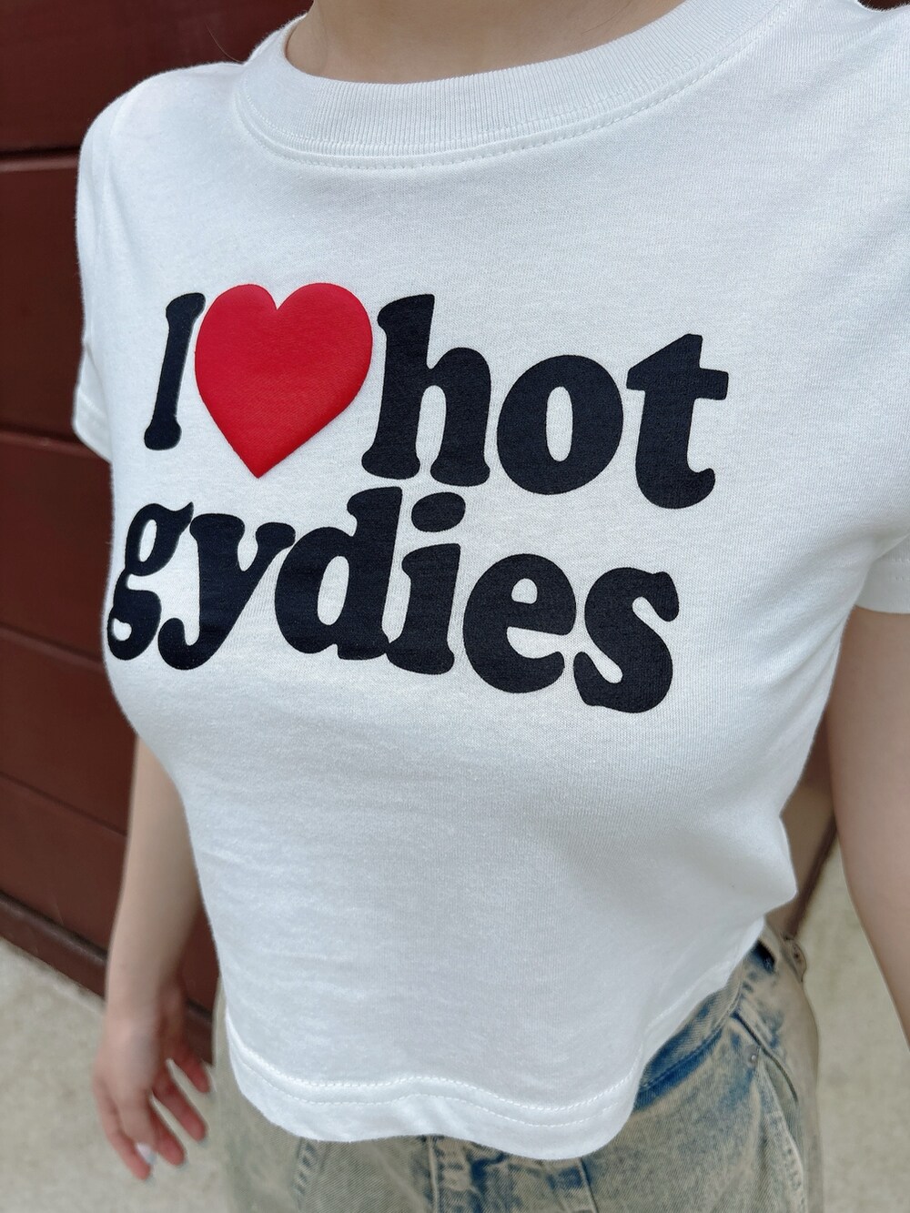 ホワイト系のTシャツ/カットソー、ブルー系のデニムパンツ、ホワイト系のサンダルを着用したレディースの夏コーディネートの5枚目の写真