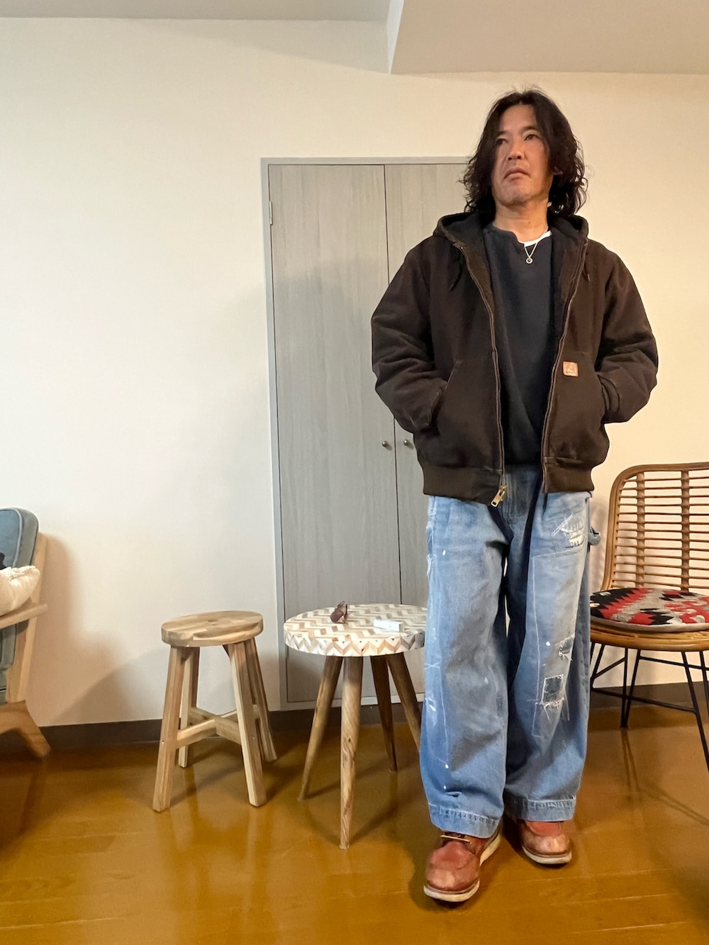 ブルー系のスウェット、ブラウン系のその他アウター、ブルー系のデニムパンツを着用したメンズの冬コーディネートの3枚目の写真