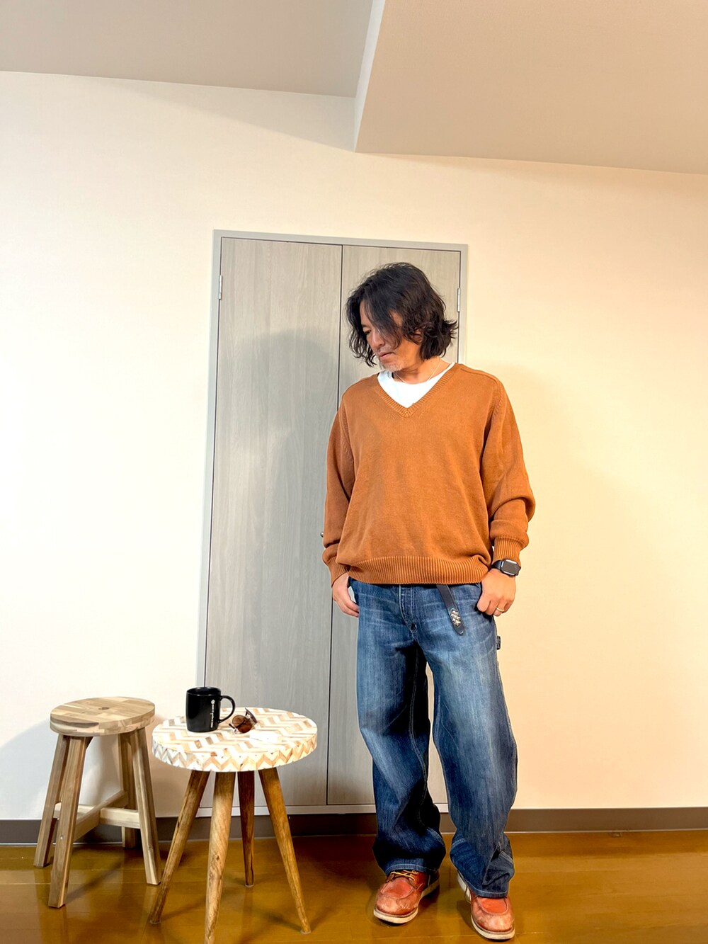 ブラウン系のニット/セーター、ブルー系のデニムパンツ、ブラウン系のブーツを着用したメンズの冬コーディネートの4枚目の写真