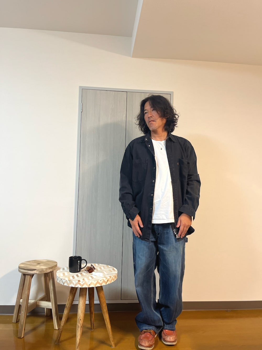 ブラック系のシャツ/ブラウス、ブルー系のデニムパンツ、ブラウン系のブーツを着用したメンズの冬コーディネートの3枚目の写真