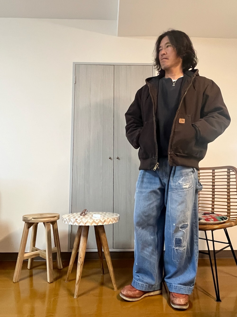 ブルー系のスウェット、ブラウン系のその他アウター、ブルー系のデニムパンツを着用したメンズの冬コーディネートの2枚目の写真