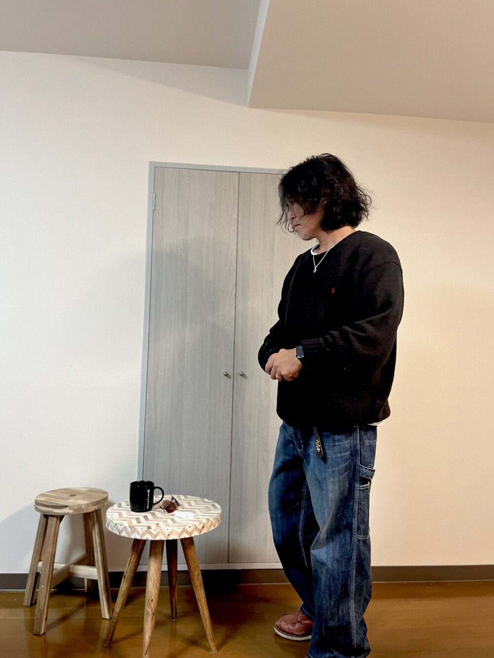 ブルー系のニット/セーター、ブルー系のデニムパンツ、ブラウン系のブーツを着用したメンズの冬コーディネートの3枚目の写真