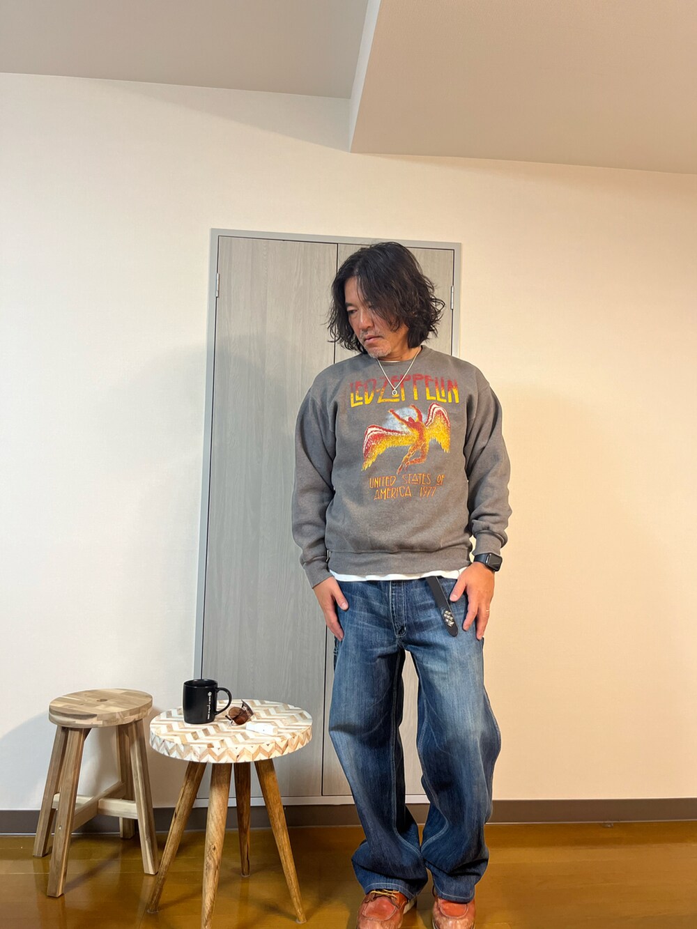 グレー系のスウェット、ブルー系のデニムパンツ、ブラウン系のブーツを着用したメンズの冬コーディネートの2枚目の写真