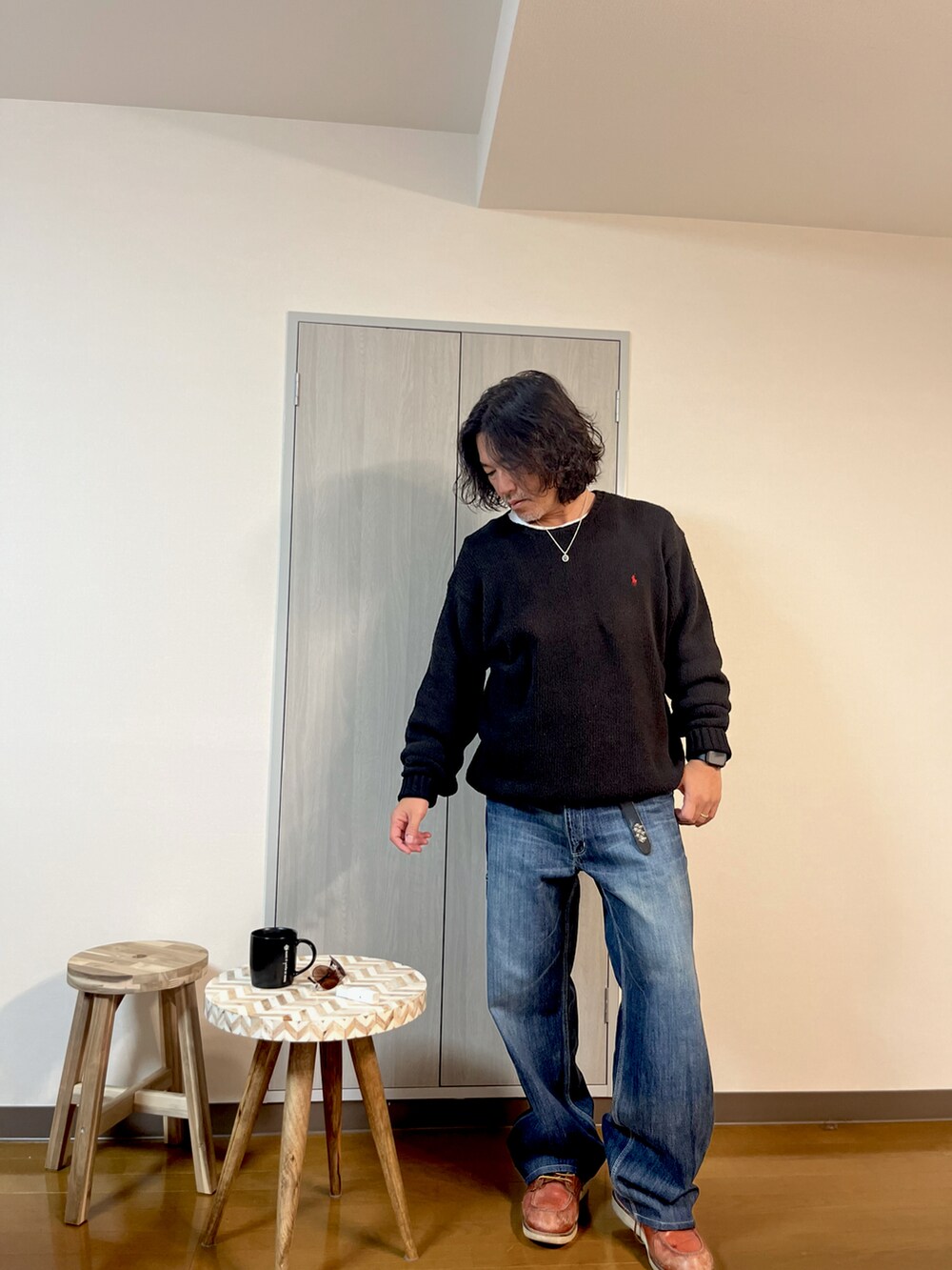 ブルー系のニット/セーター、ブルー系のデニムパンツ、ブラウン系のブーツを着用したメンズの冬コーディネートの2枚目の写真