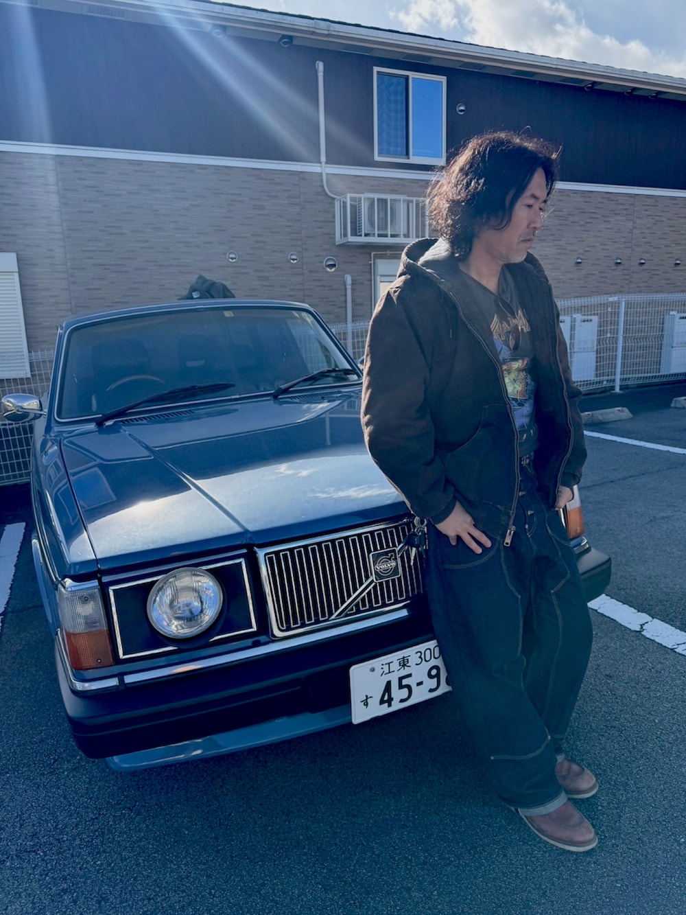 ブラウン系のその他アウター、ブルー系のデニムパンツ、ブラウン系のブーツを着用したメンズの冬コーディネートの2枚目の写真