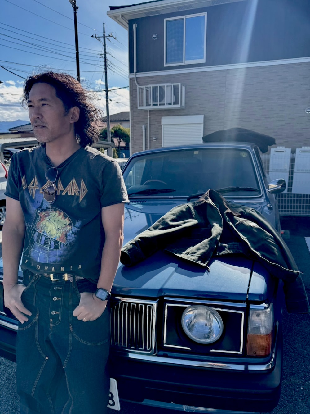 ブラウン系のその他アウター、ブルー系のデニムパンツ、ブラウン系のブーツを着用したメンズの冬コーディネートの4枚目の写真