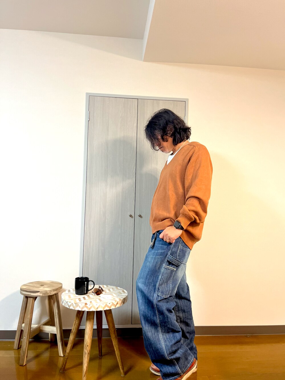 ブラウン系のニット/セーター、ブルー系のデニムパンツ、ブラウン系のブーツを着用したメンズの冬コーディネートの5枚目の写真