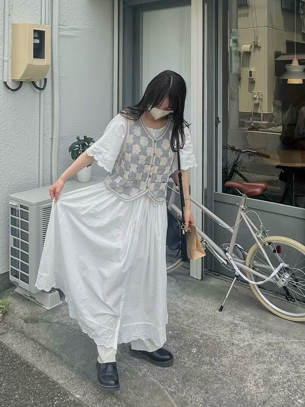 ベージュ系のベスト、ホワイト系のワンピース、ホワイト系のその他パンツを着用したレディースの夏コーディネートの3枚目の写真