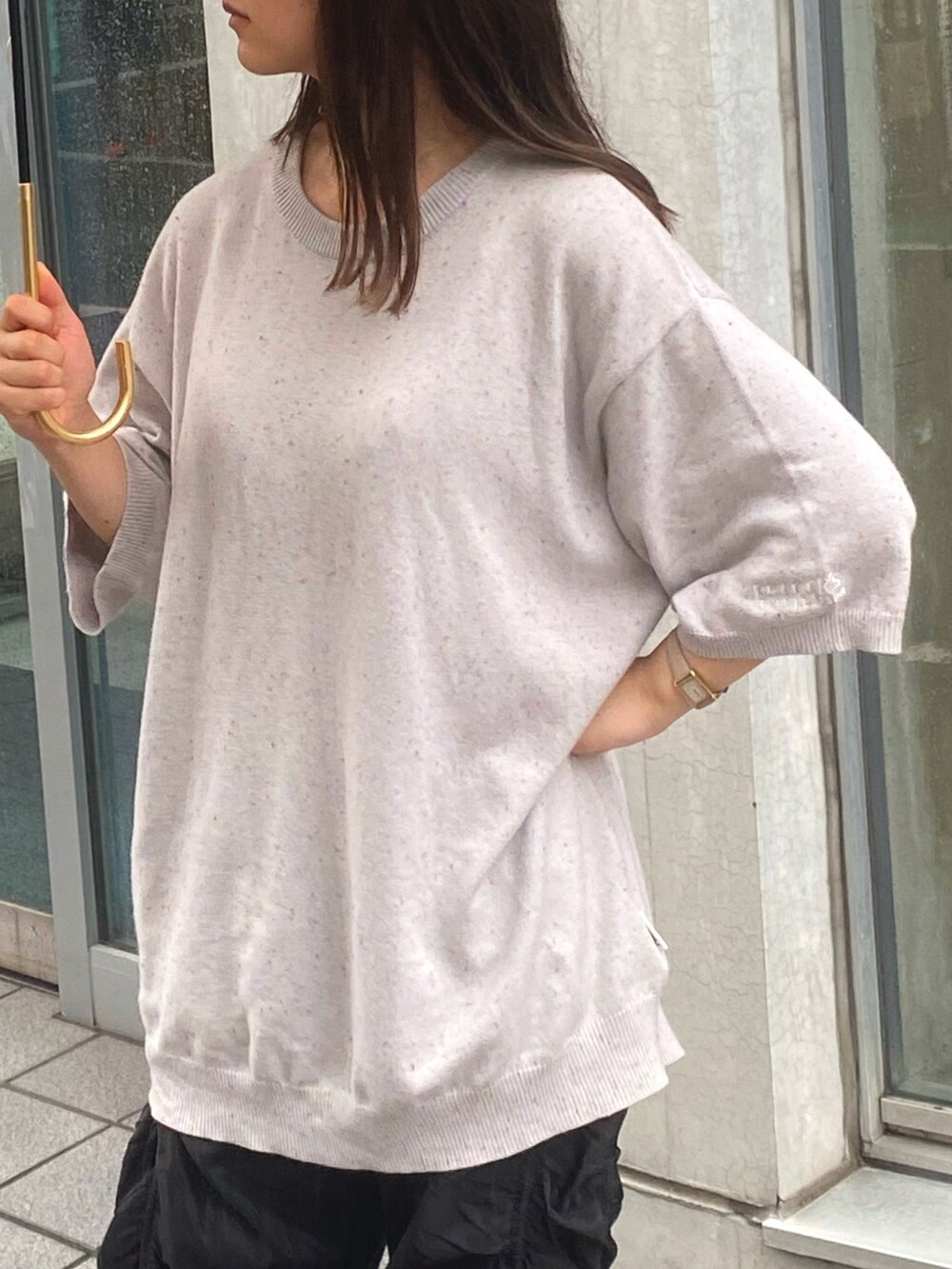 グレー系のTシャツ/カットソー、ブラック系のその他パンツ、ゴールド系のネックレスを着用したレディースの夏コーディネートの2枚目の写真