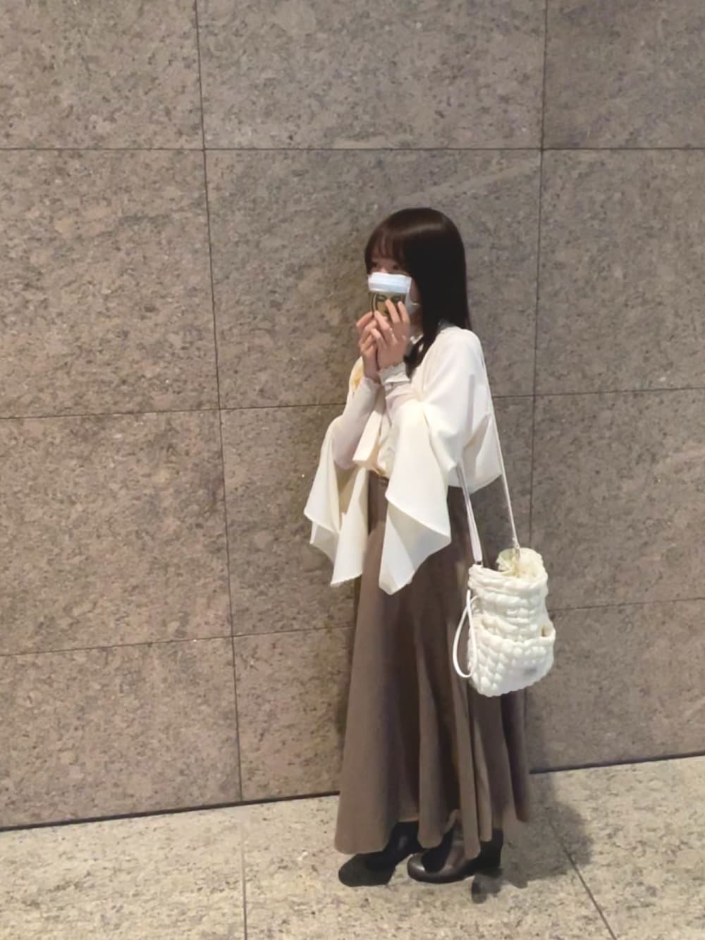 ホワイト系のシャツ/ブラウス、ホワイト系のTシャツ/カットソー、ホワイト系のショルダーバッグを着用したレディースの春コーディネートの3枚目の写真