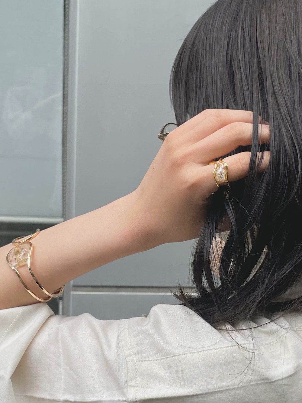 ブラウン系のスラックス、ホワイト系のシャツ/ブラウス、ブラウン系のショルダーバッグを着用したレディースの夏コーディネートの3枚目の写真