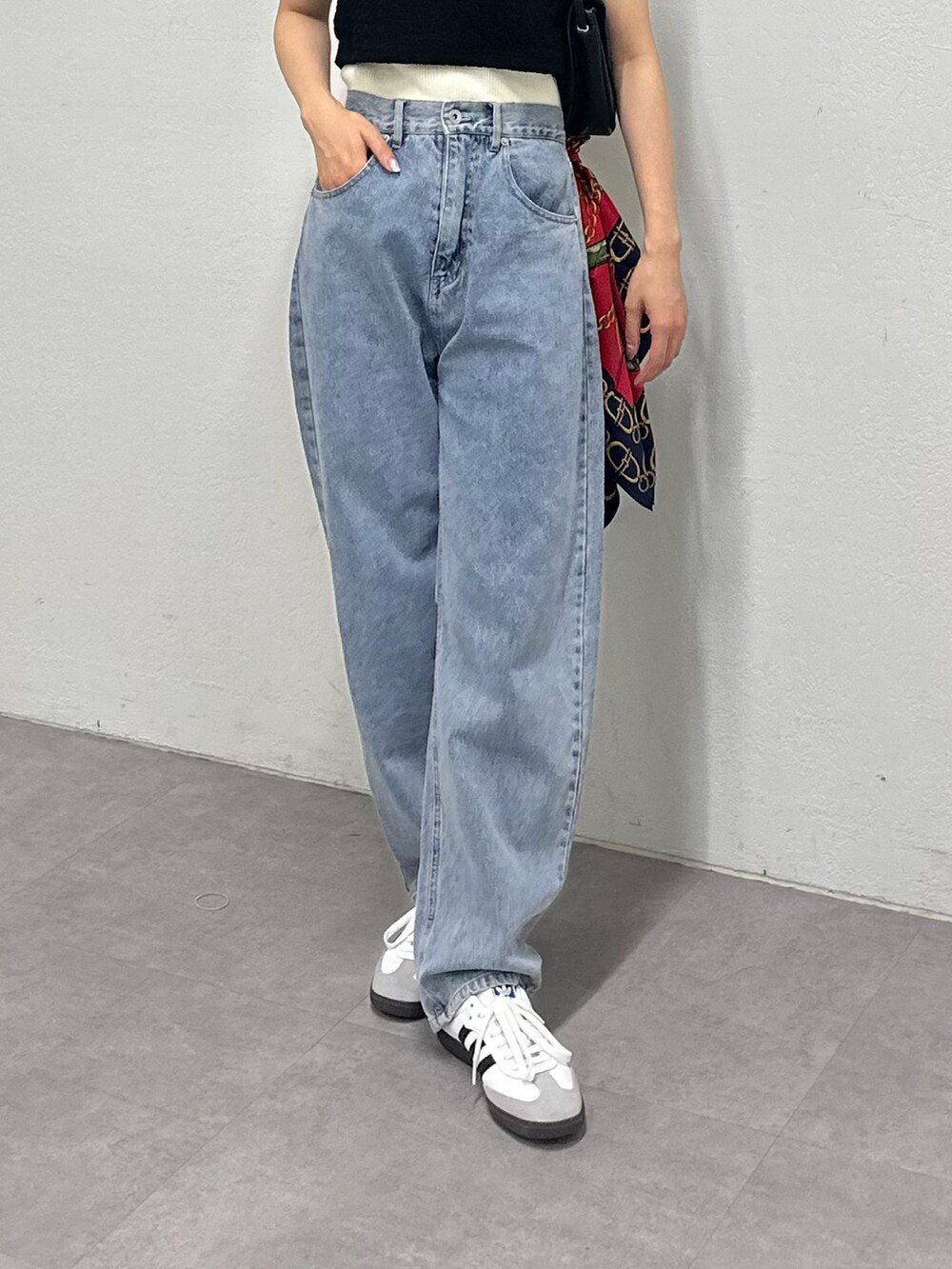 ブルー系のデニムパンツ、ブラック系のつなぎ/オールインワン、シルバー系のネックレスを着用したレディースの夏コーディネートの3枚目の写真