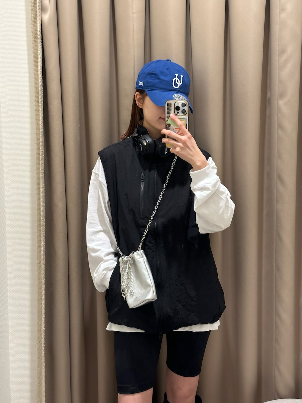「春ファッション、パンツスタイル、お出かけコーデ、カジュアルスタイル、モノトーン、春コーデ、トレンドコーデ、韓国ファッション、韓国コーデ、スポーティーMIX、スポーティ、ブルーコーデ、キャップ、メンズライク」｜「CPCMのアイテム（ジャケット/アウター、ブラック系）」を使った、aimiさん（レディース・162cm）の春コーディネートの4枚目の写真