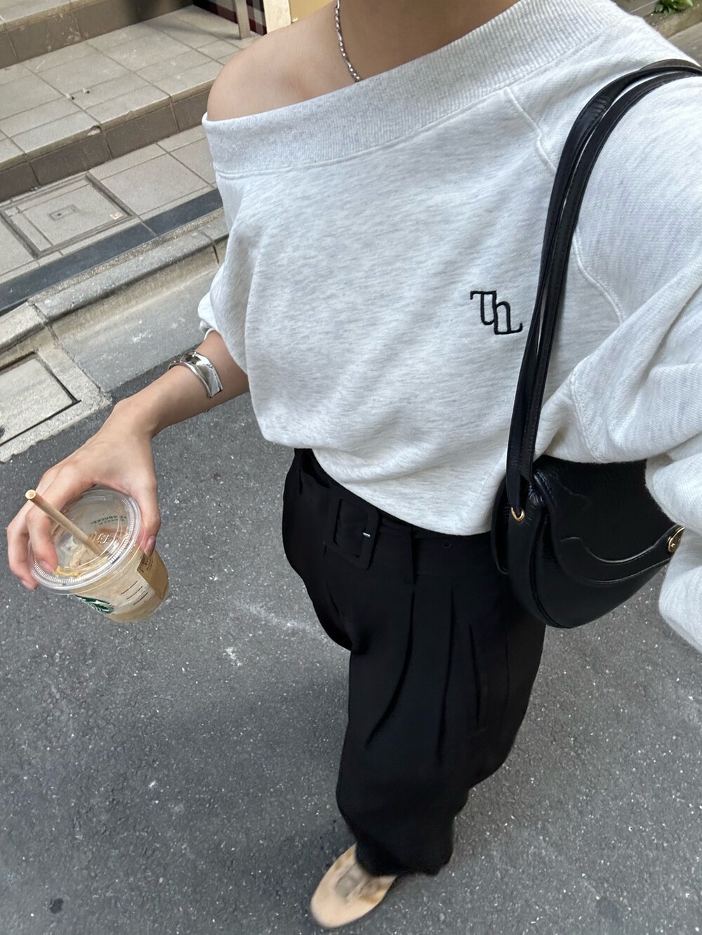 「秋コーデ、スウェット、ハイウエストパンツ」｜「Thevonのベルト付きハイウエストタックパンツ（スラックス、ブラック系）」を使った、aimiさん（レディース・162cm）の秋コーディネートの5枚目の写真
