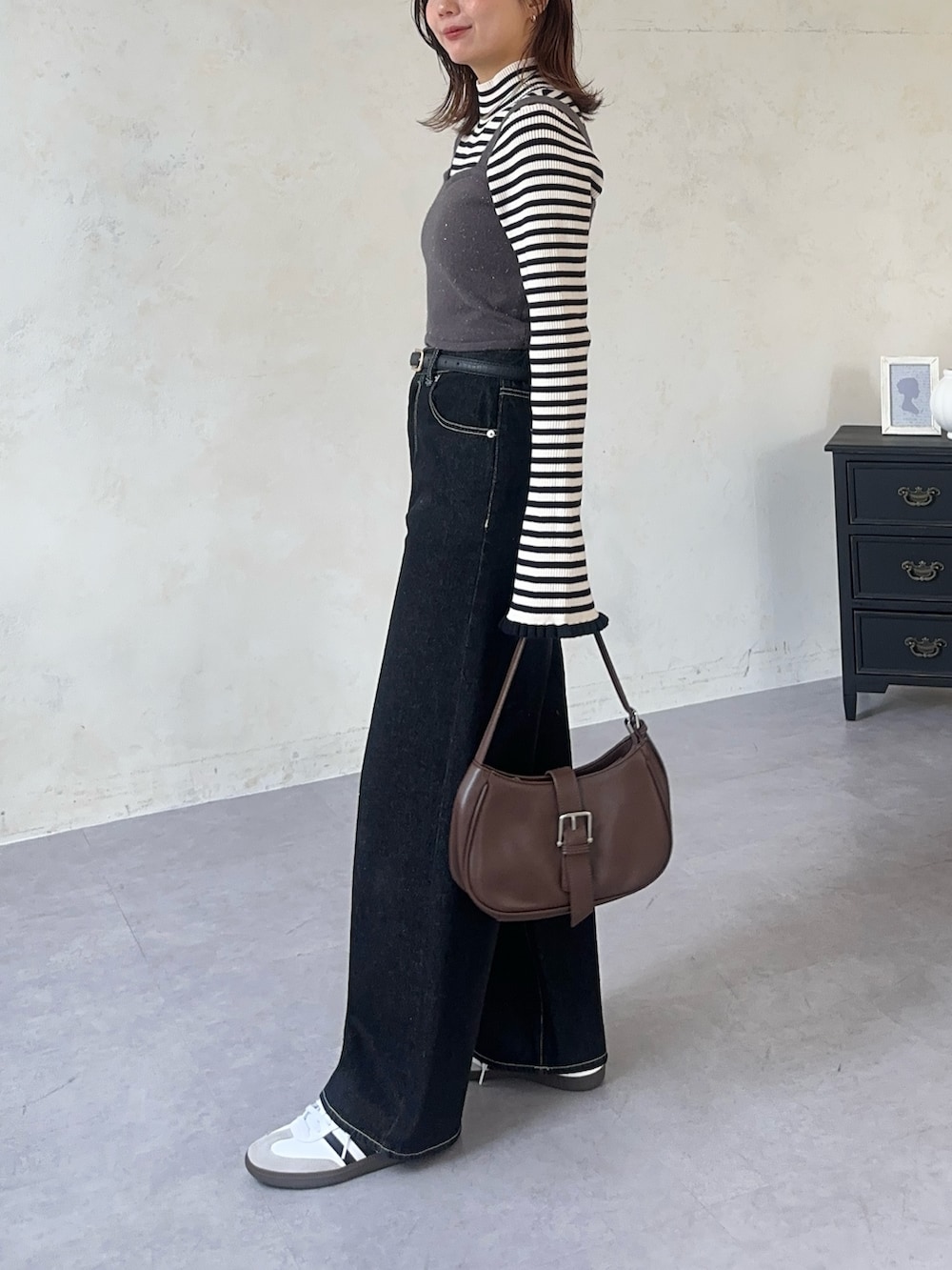 ホワイト系のニット/セーター、グレー系のワンピース、ブルー系のその他パンツを着用したレディースの秋コーディネートの3枚目の写真