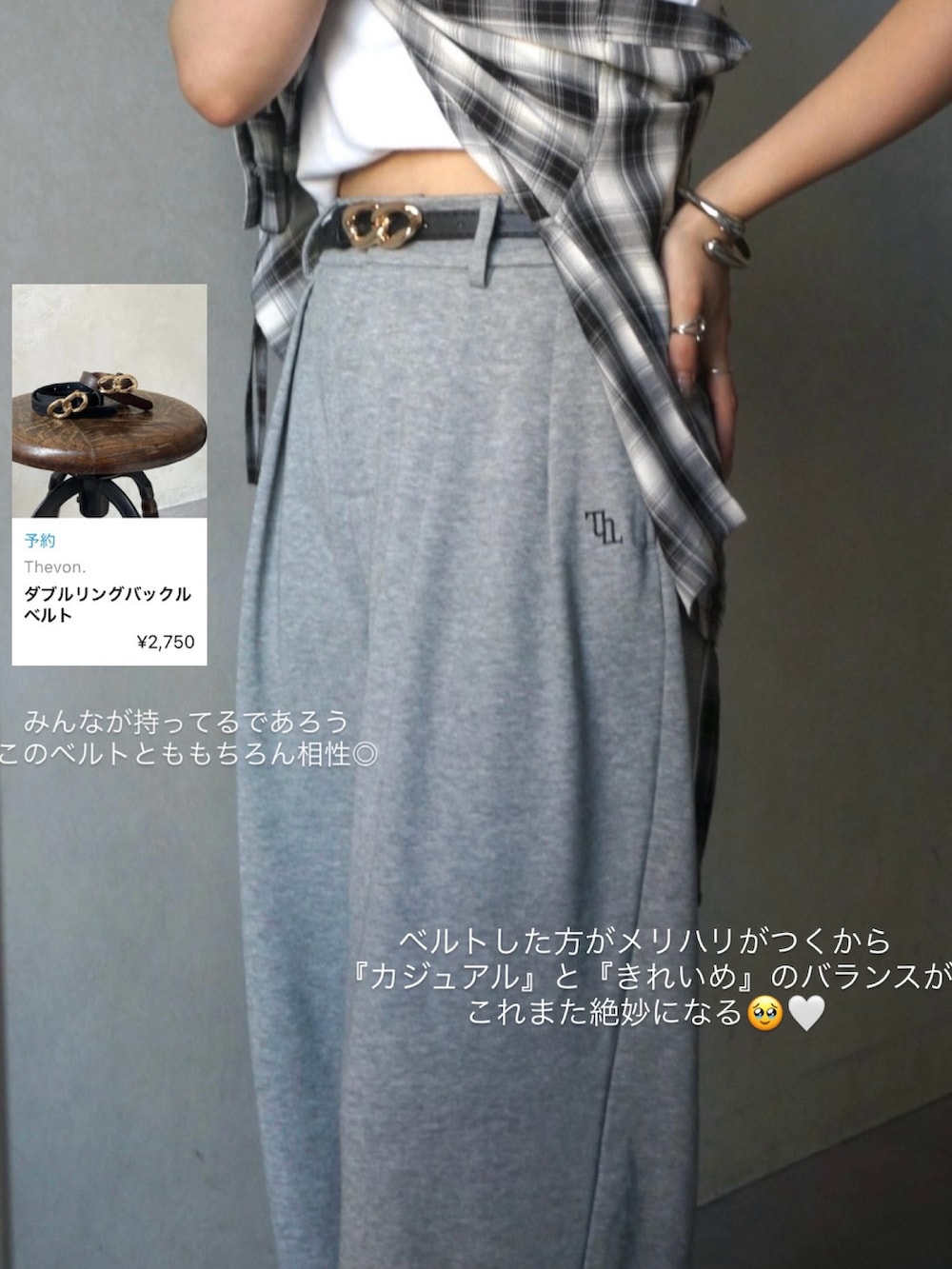 グレー系のその他パンツ、ブラック系のシャツ/ブラウス、ブラック系のトートバッグを着用したレディースの夏コーディネートの5枚目の写真