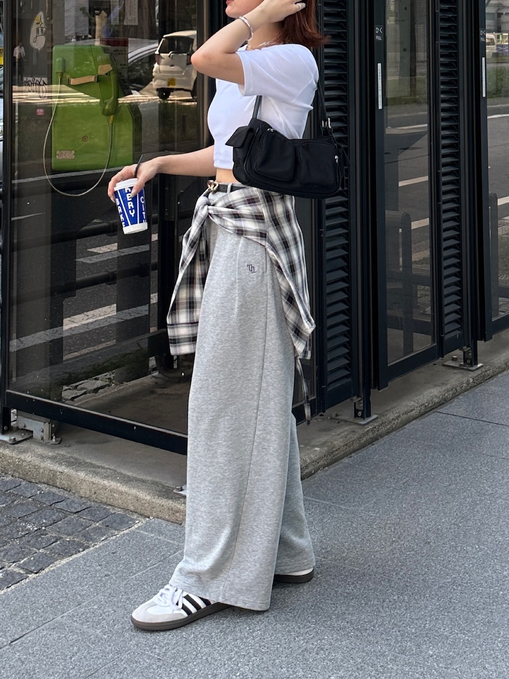 グレー系のその他パンツ、ブラック系のシャツ/ブラウス、ブラック系のトートバッグを着用したレディースの夏コーディネートの4枚目の写真