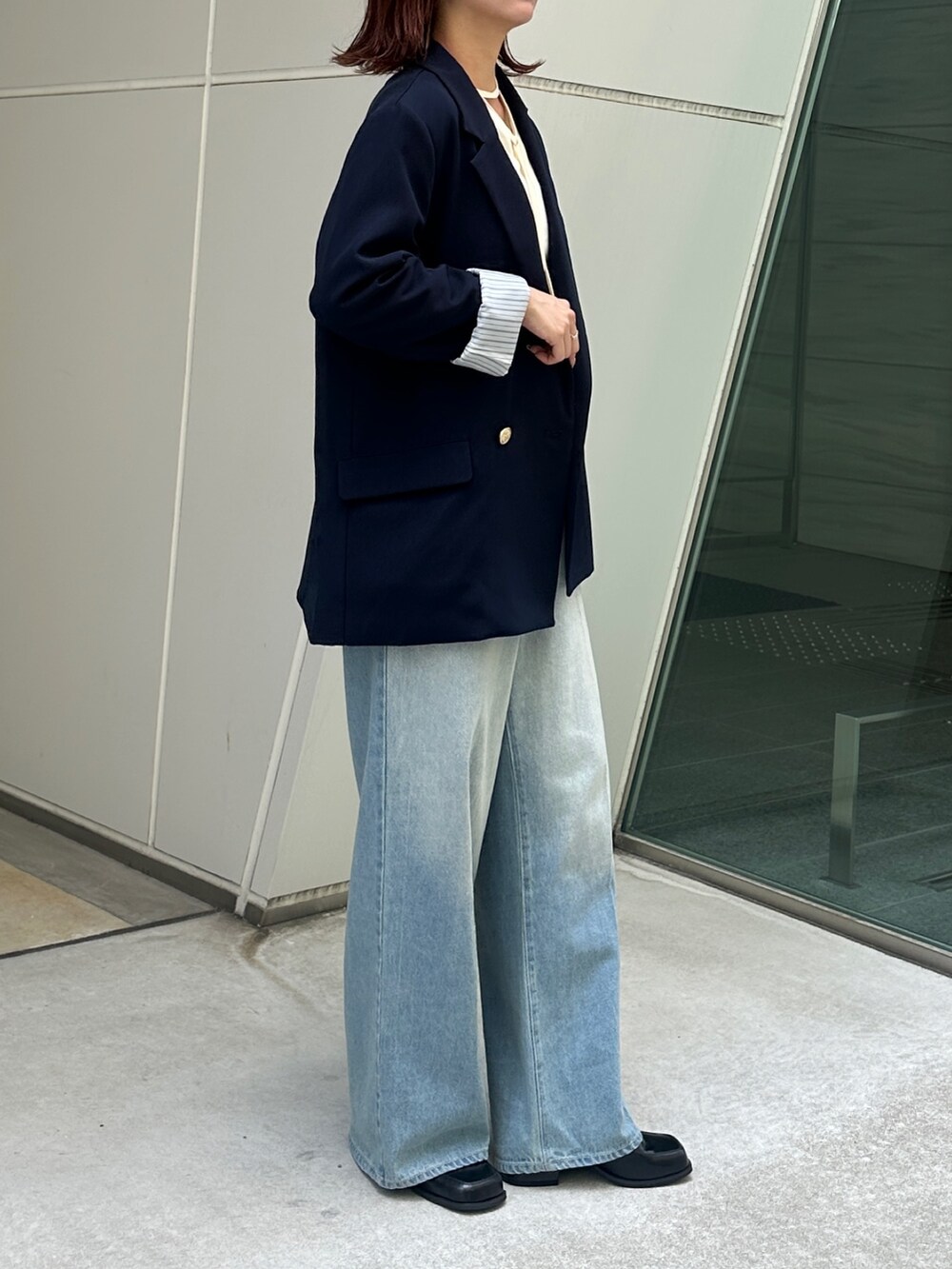 ブルー系のテーラードジャケット、ホワイト系のTシャツ/カットソー、ブルー系のその他パンツを着用したレディースの夏コーディネートの4枚目の写真
