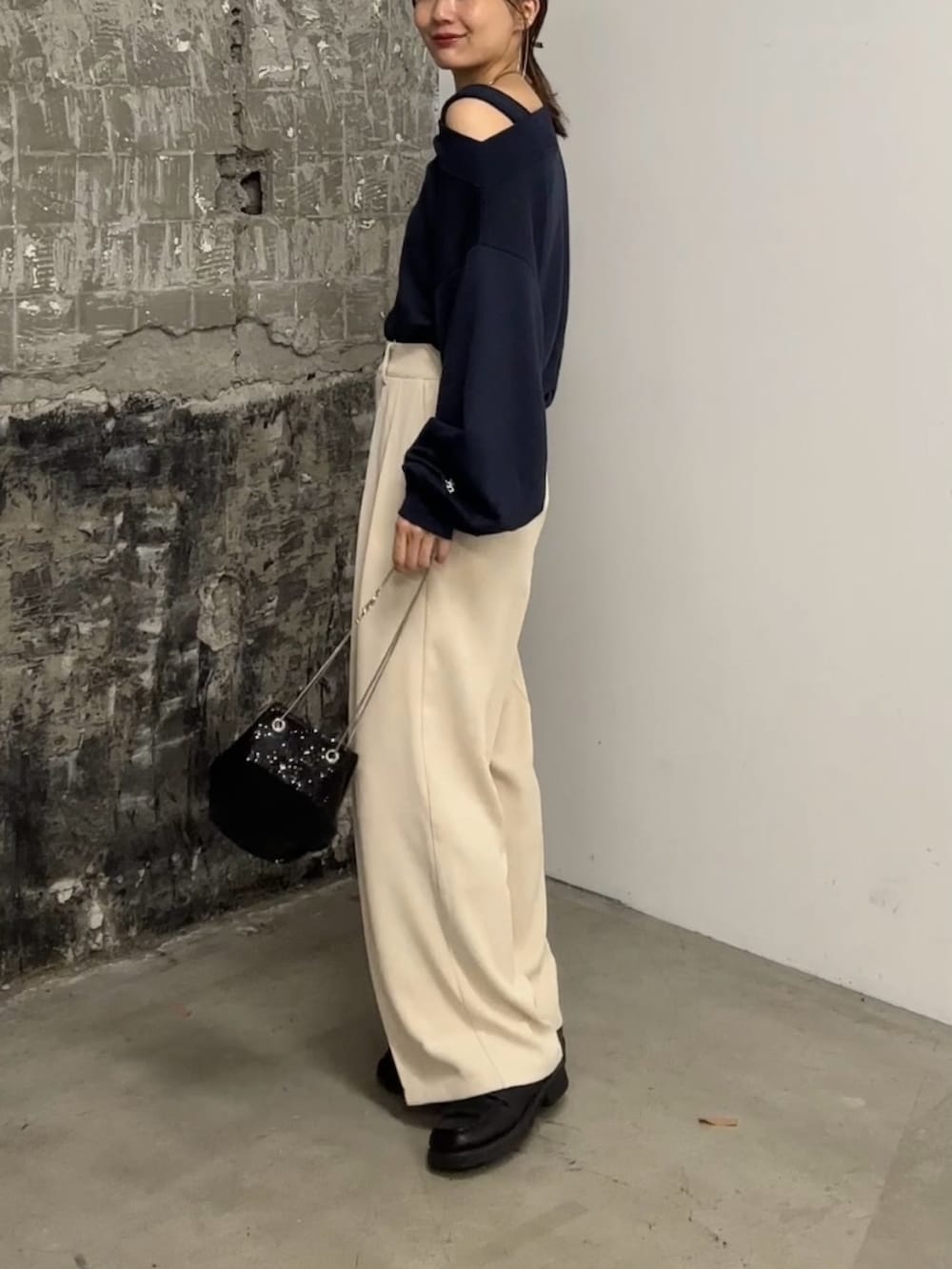 「スウェット、スラックス、秋コーデ、秋服」｜「Thevonのアイテム（スラックス、ホワイト系）」を使った、aimiさん（レディース・162cm）の秋コーディネートの5枚目の写真