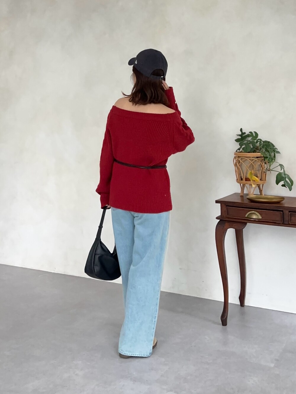 ブルー系のその他パンツ、レッド系のニット/セーターを着用したレディースの秋コーディネートの2枚目の写真