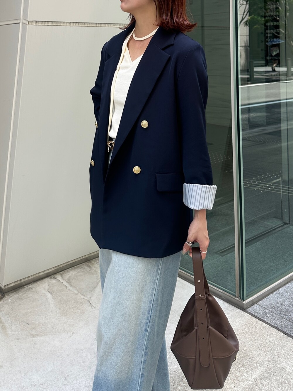 ブルー系のテーラードジャケット、ホワイト系のTシャツ/カットソー、ブルー系のその他パンツを着用したレディースの夏コーディネートの6枚目の写真