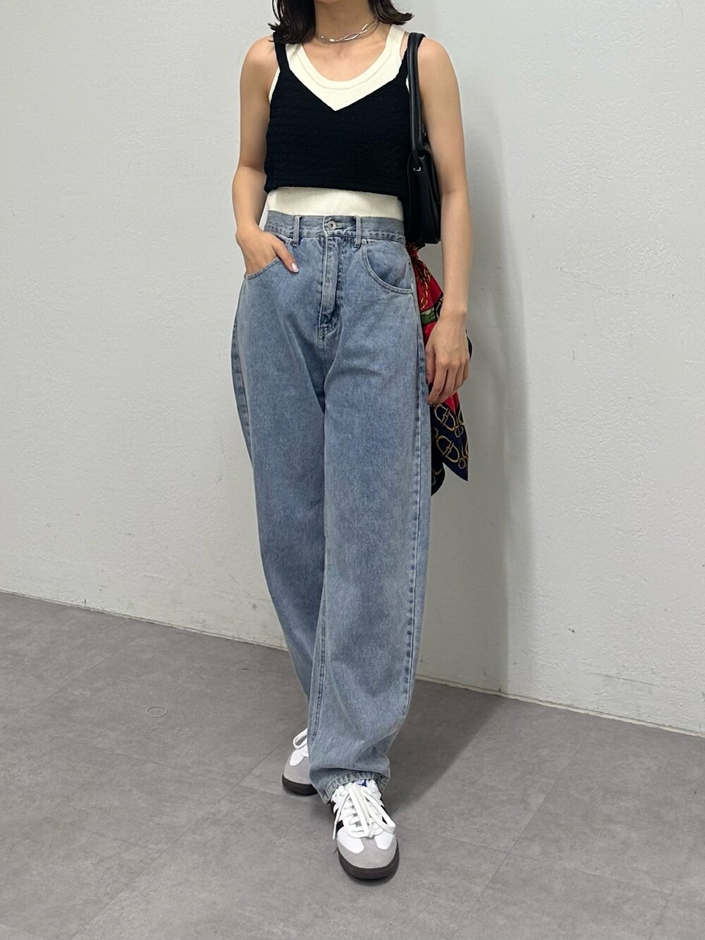 ブルー系のデニムパンツ、ブラック系のつなぎ/オールインワン、シルバー系のネックレスを着用したレディースの夏コーディネートの2枚目の写真