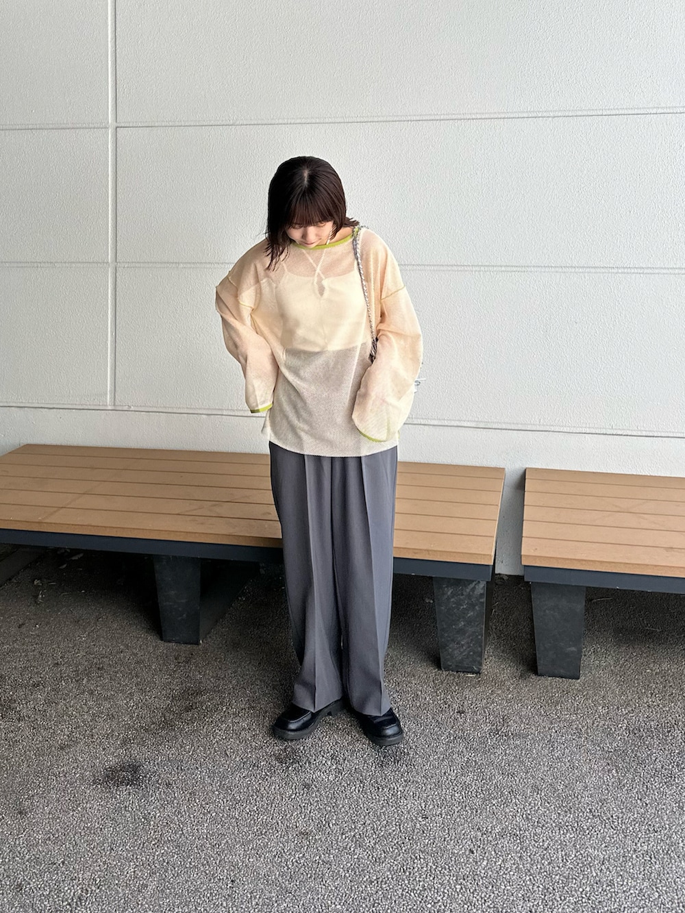 「春ファッション、大人カジュアル、パンツスタイル、お出かけコーデ、ゆるコーデ、キレイめカジュアル、オトナカワイイ、トレンドコーデ、メッシュニット、スラックス、春コーデ、グリーンコーデ、スラックスコーデ、ローファー、リボンバッグ」｜「CPCMのカップ付きクロスデザインキャミインナー（キャミソール、ホワイト系）」を使った、aimiさん（レディース・162cm）の春コーディネートの3枚目の写真