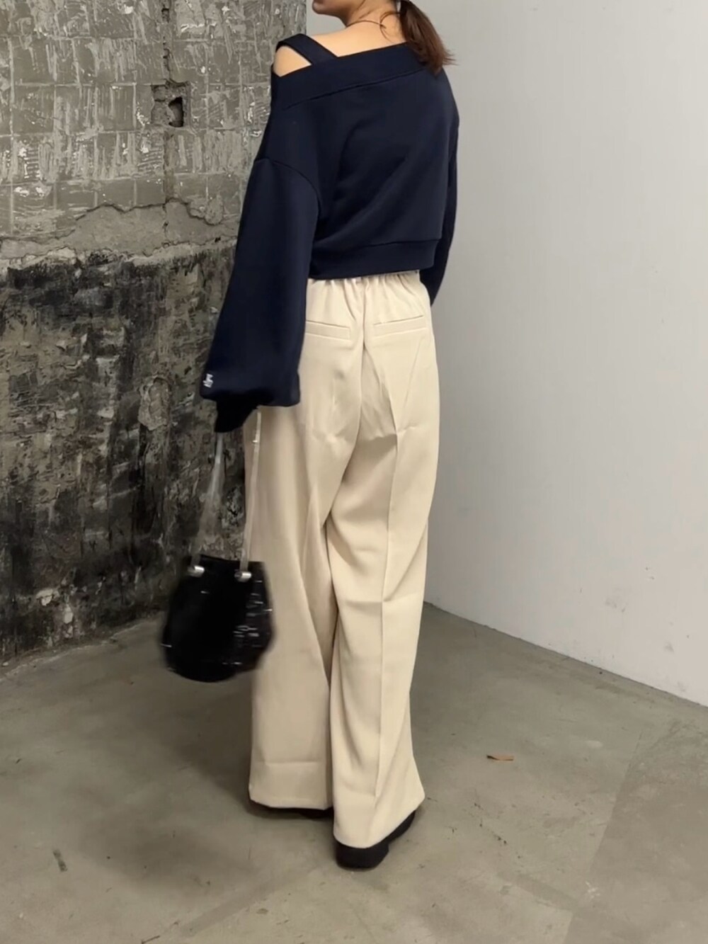 「スウェット、スラックス、秋コーデ、秋服」｜「Thevonのアイテム（スラックス、ホワイト系）」を使った、aimiさん（レディース・162cm）の秋コーディネートの4枚目の写真