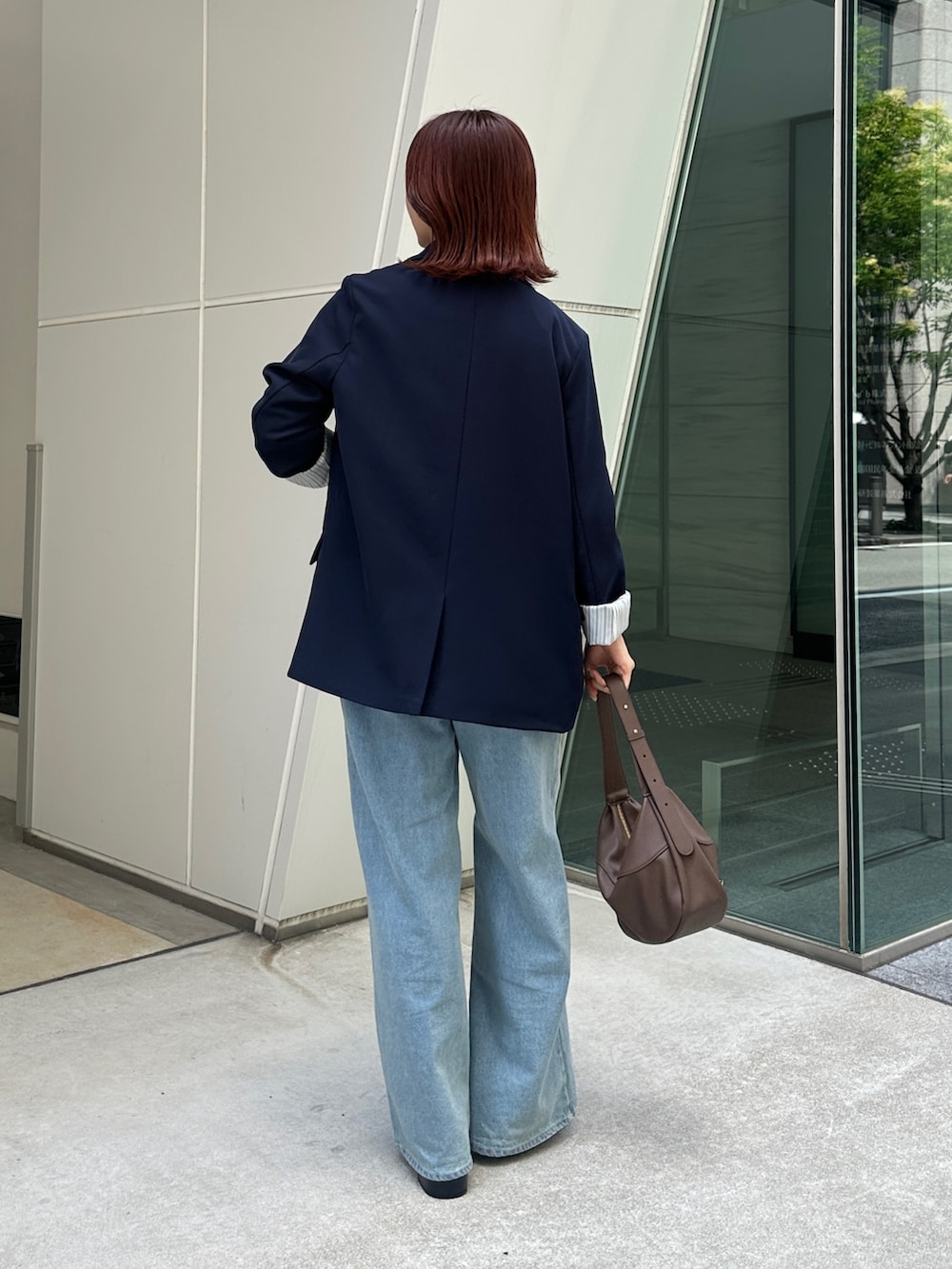 ブルー系のテーラードジャケット、ホワイト系のTシャツ/カットソー、ブルー系のその他パンツを着用したレディースの夏コーディネートの3枚目の写真