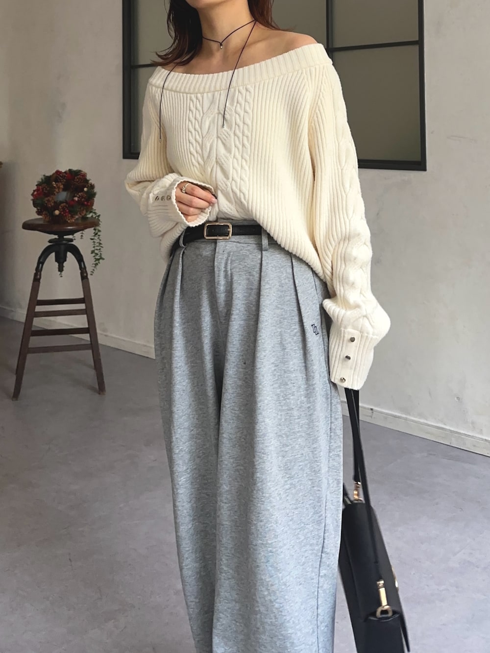 ホワイト系のニット/セーター、グレー系のその他パンツを着用したレディースの冬コーディネートの2枚目の写真