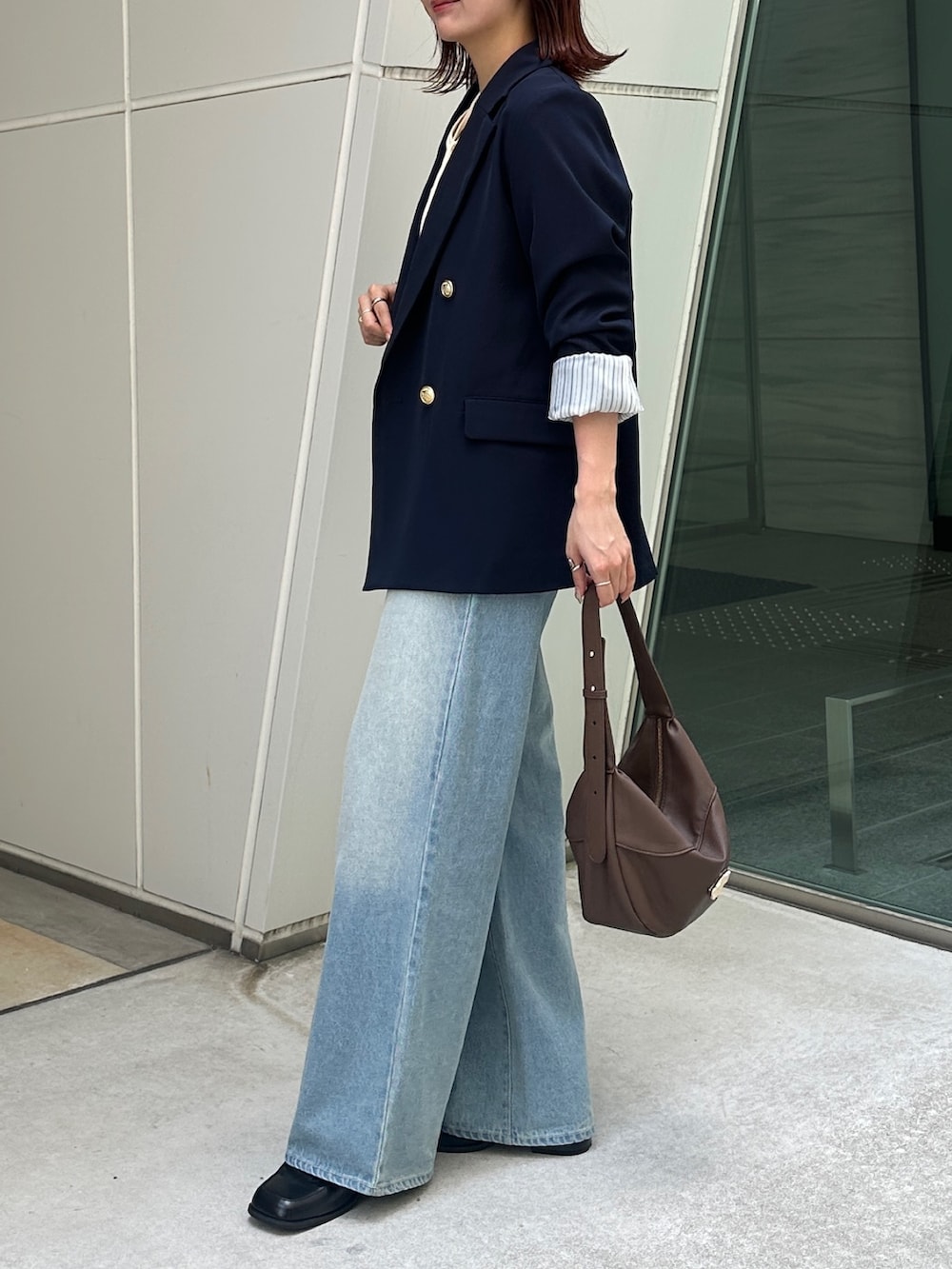 ブルー系のテーラードジャケット、ホワイト系のTシャツ/カットソー、ブルー系のその他パンツを着用したレディースの夏コーディネートの2枚目の写真
