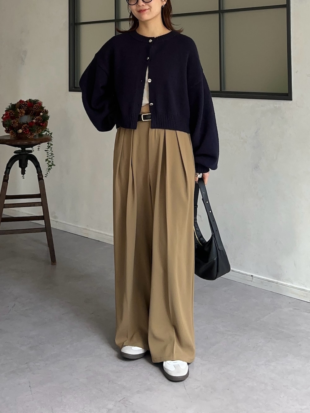 ブルー系のカーディガン/ボレロ、イエロー系のスラックスを着用したレディースの冬コーディネートの4枚目の写真