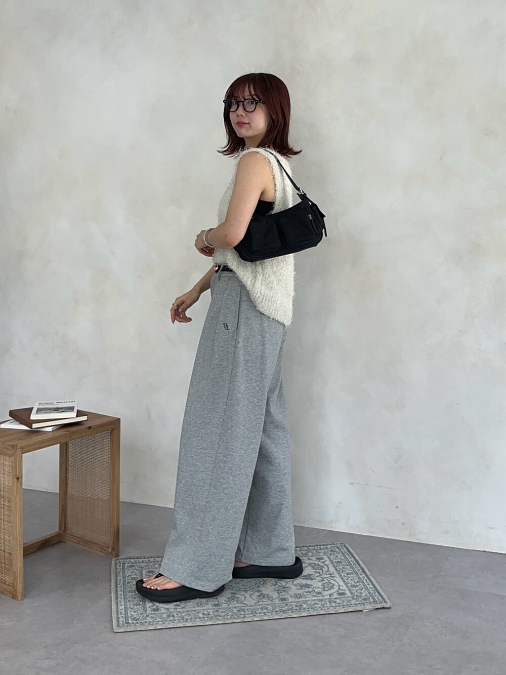 ホワイト系のニット/セーター、ブラック系のトートバッグ、グレー系のその他パンツを着用したレディースの夏コーディネートの3枚目の写真