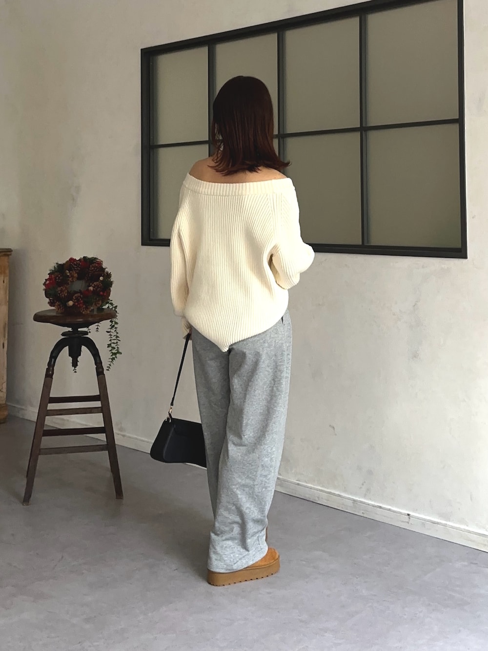 ホワイト系のニット/セーター、グレー系のその他パンツを着用したレディースの冬コーディネートの3枚目の写真