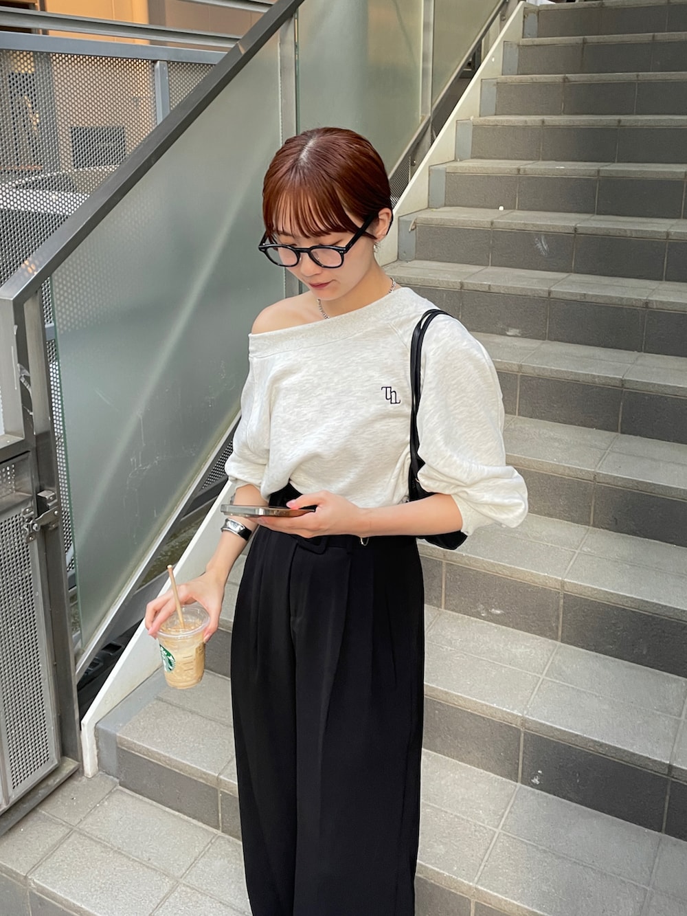 「秋コーデ、スウェット、ハイウエストパンツ」｜「Thevonのベルト付きハイウエストタックパンツ（スラックス、ブラック系）」を使った、aimiさん（レディース・162cm）の秋コーディネートの2枚目の写真